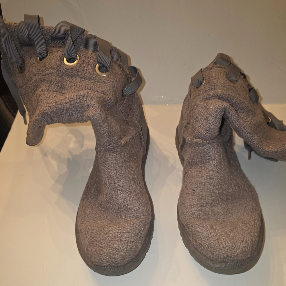 UGG Womans Boots in Textured Gray